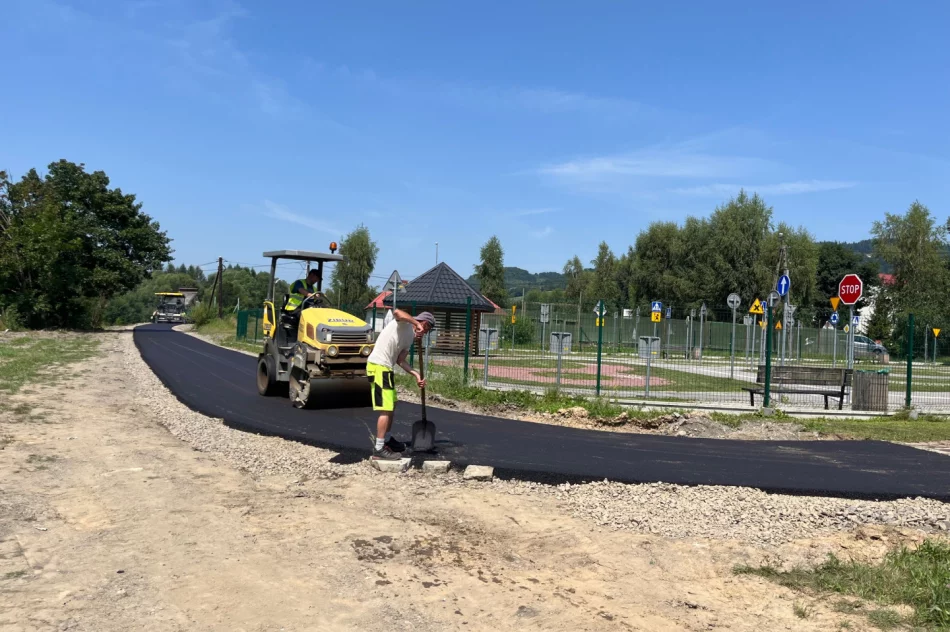 Asfaltowa nawierzchnia na nowej ścieżce rowerowej - zdjęcie 8