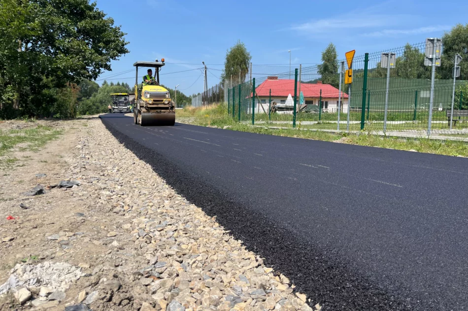 Asfaltowa nawierzchnia na nowej ścieżce rowerowej - zdjęcie 9