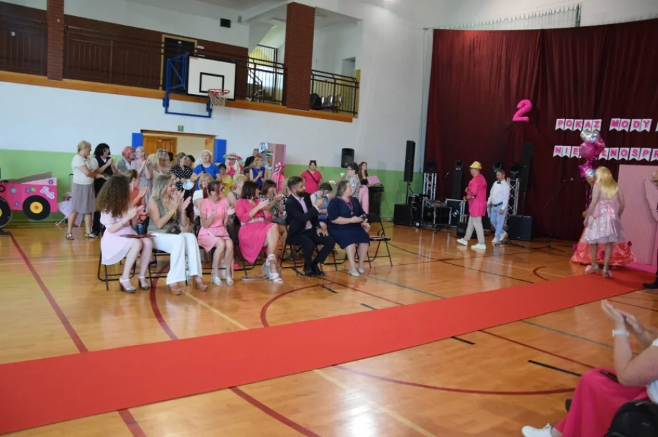 Wśród kreacji dominował różowy - II pokaz mody osób z niepełnosprawnościami - zdjęcie 8