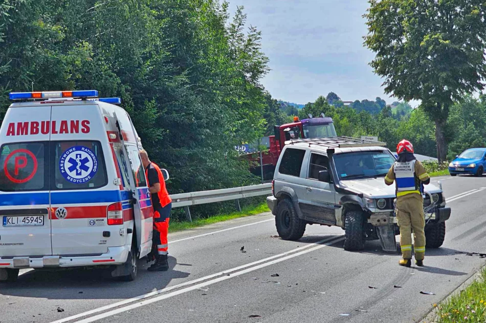 Zderzenie dwóch aut, DK 28 zablokowana - zdjęcie 5