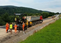 Asfalt na osuwisku. Koniec odbudowy w sierpniu? - zdjęcie główne