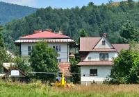 Mężczyzna spadł z dachu - prawdopodobnie porażony prądem - zdjęcie główne