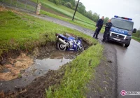 Motocyklista w rowie - zdjęcie główne