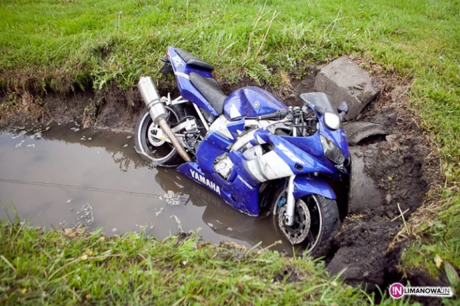 Motocyklista w rowie - zdjęcie 2