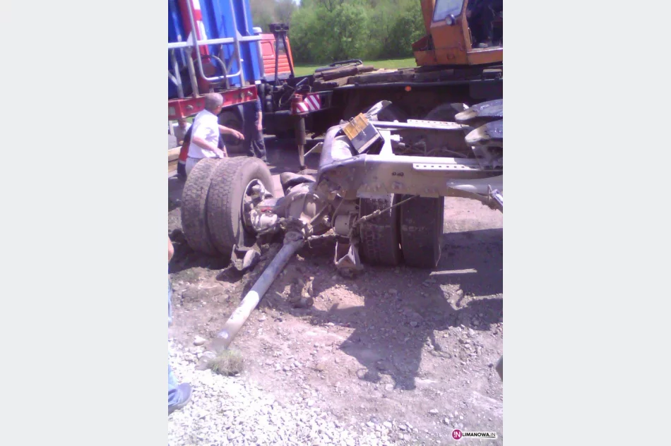 Ciężarówka wpadła do rowu - zdjęcie 2