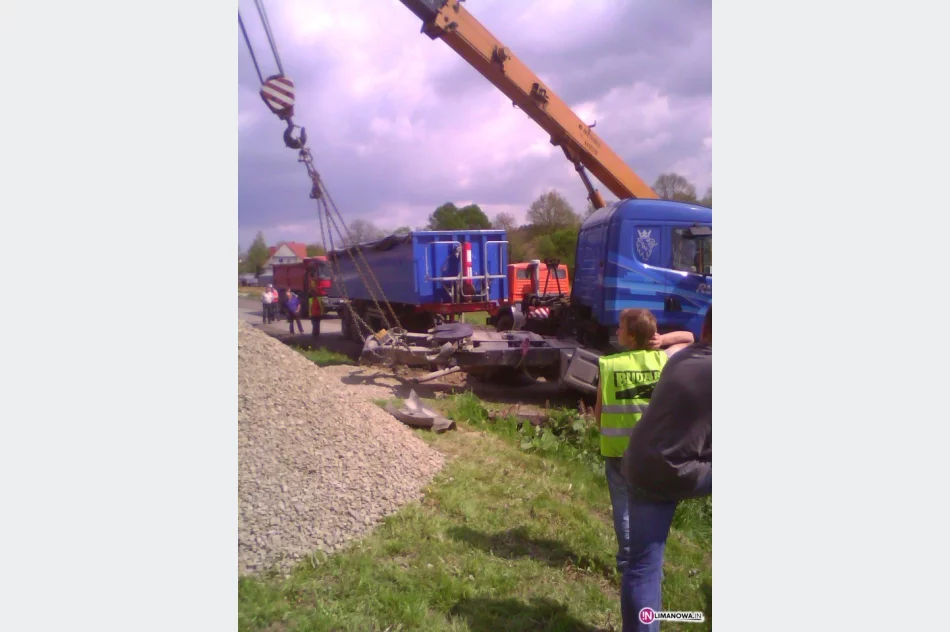 Ciężarówka wpadła do rowu - zdjęcie 3