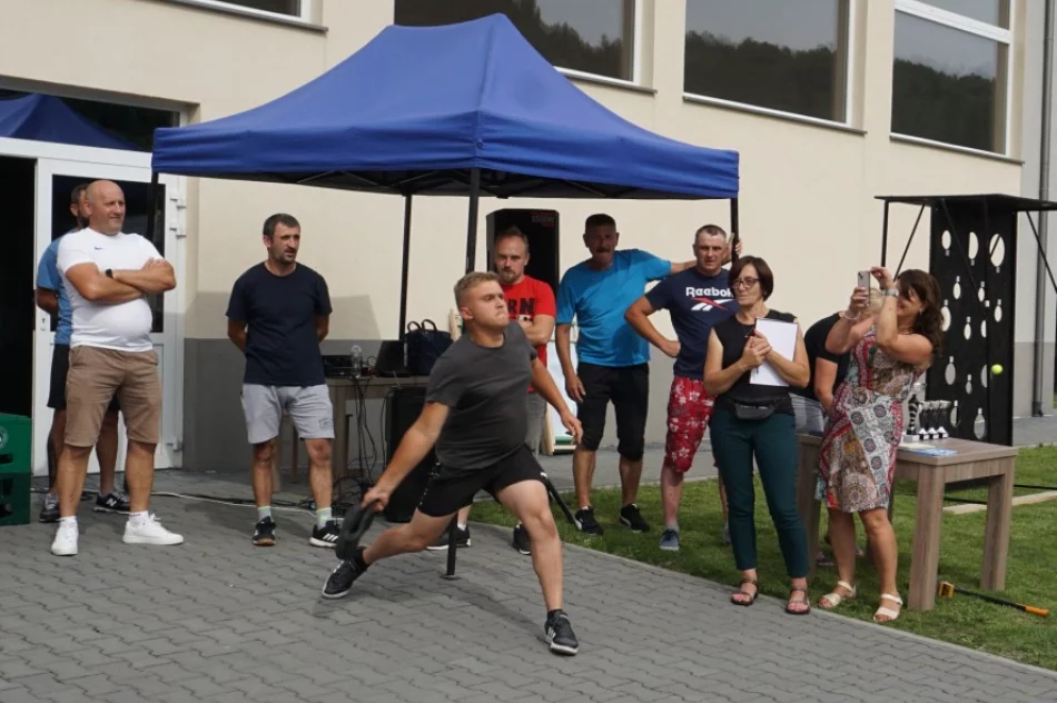 Rzut gumiakiem i tarcie marchewki - rywalizowały sołeckie drużyny (ZDJĘCIA) - zdjęcie 4
