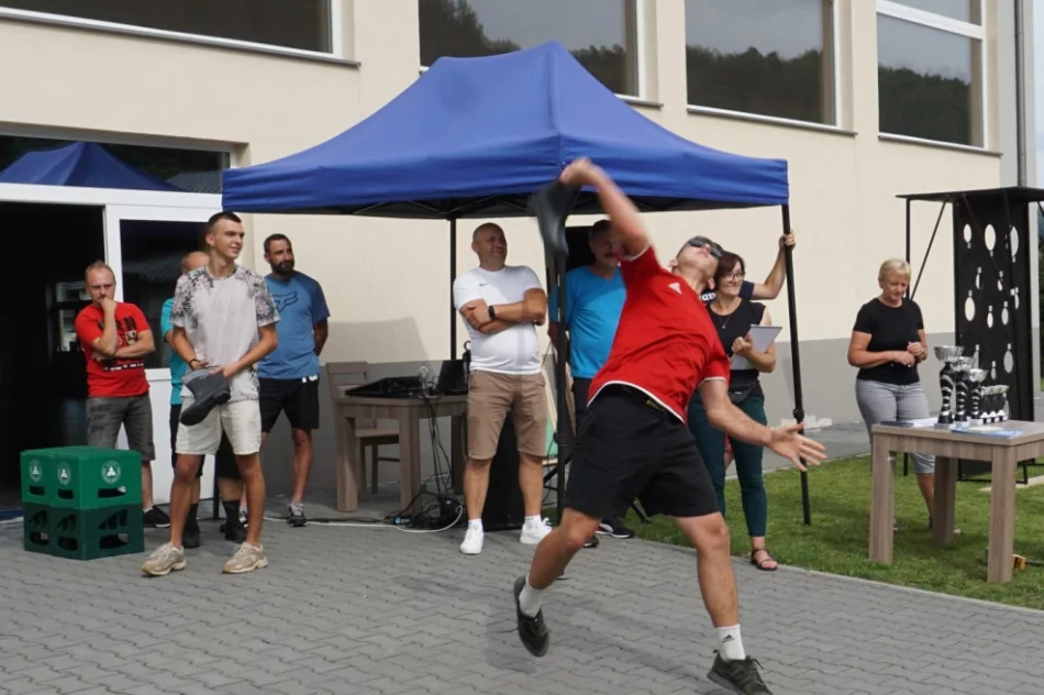 Rzut gumiakiem i tarcie marchewki - rywalizowały sołeckie drużyny (ZDJĘCIA) - zdjęcie 11
