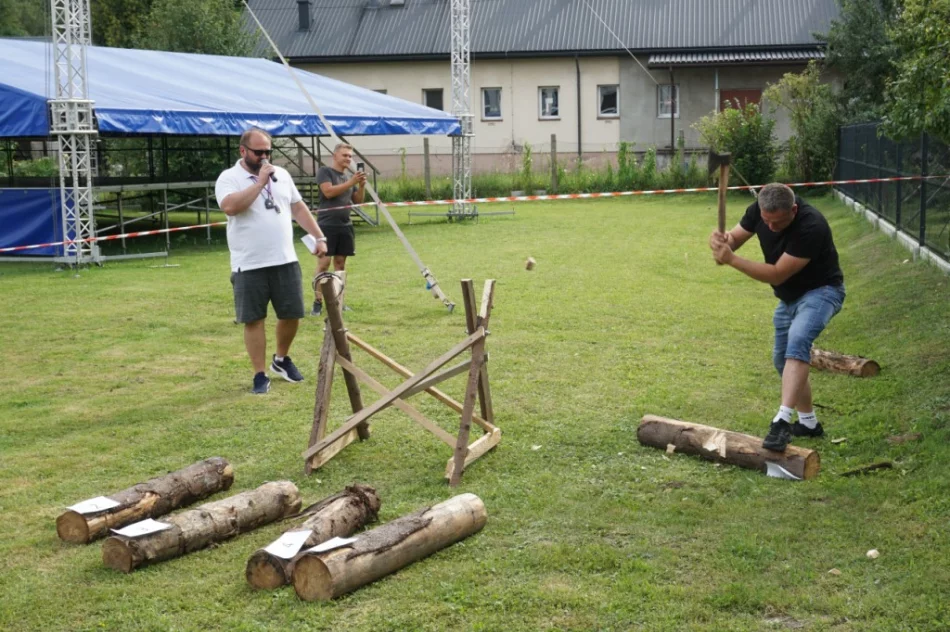 Rzut gumiakiem i tarcie marchewki - rywalizowały sołeckie drużyny (ZDJĘCIA) - zdjęcie 17