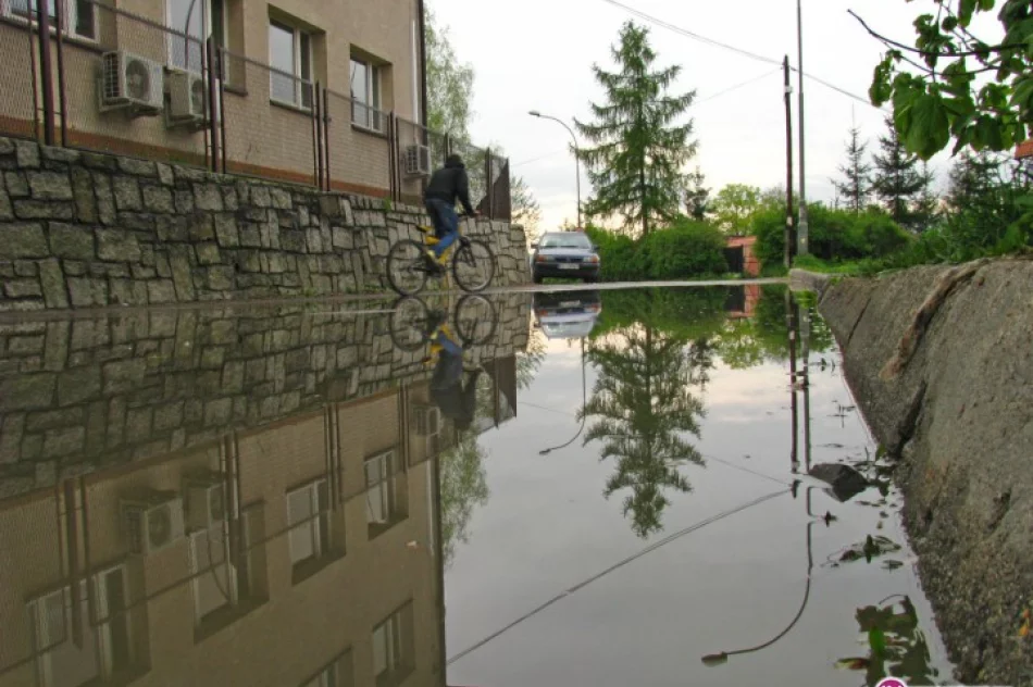 Fotointerwencja: wielka kałuża na ulicy - zdjęcie 2