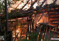 Groźny pożar od uderzenia pioruna - zdjęcie główne