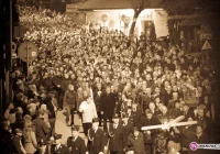 Tłumy na ulicach miasta - zdjęcie główne