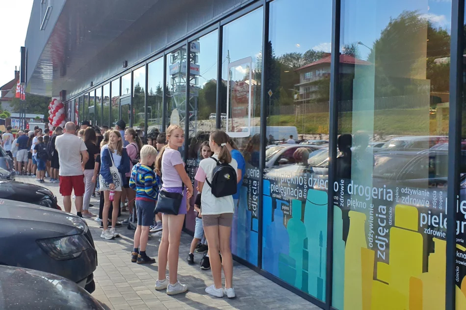 Tłum klientów na otwarciu KFC (ZDJĘCIA) - zdjęcie 3