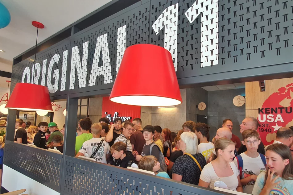 Tłum klientów na otwarciu KFC (ZDJĘCIA) - zdjęcie 8