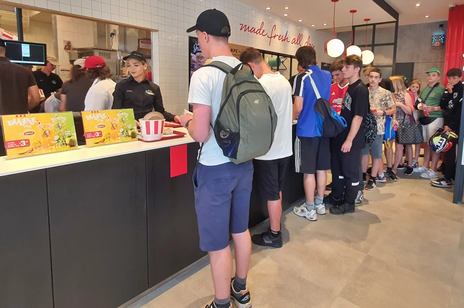 Tłum klientów na otwarciu KFC (ZDJĘCIA) - zdjęcie 9