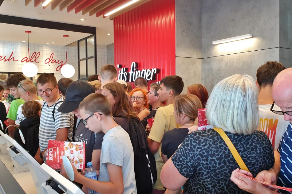 Tłum klientów na otwarciu KFC (ZDJĘCIA) - zdjęcie 10