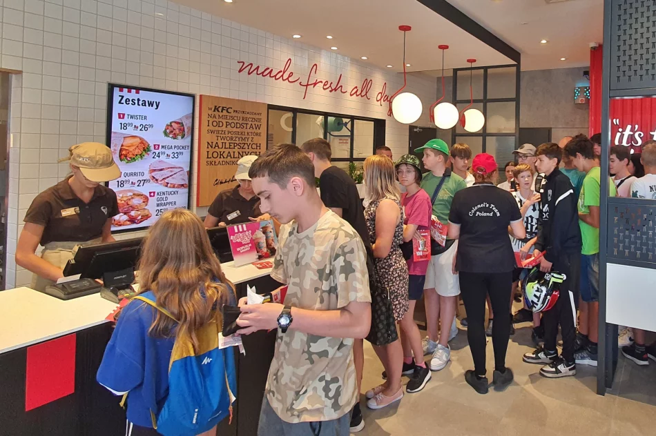 Tłum klientów na otwarciu KFC (ZDJĘCIA) - zdjęcie 11