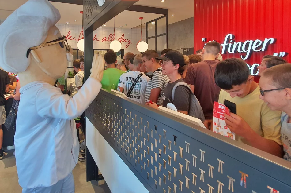 Tłum klientów na otwarciu KFC (ZDJĘCIA) - zdjęcie 12