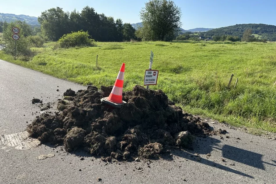 Uwaga kierowcy! Na pasie drogi wysypana ziemia i oznaczona "teren prywatny" - zdjęcie 2