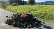 Uwaga kierowcy! Na pasie drogi wysypana ziemia i oznaczona "teren prywatny" - zdjęcie 2