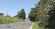 Uwaga kierowcy! Na pasie drogi wysypana ziemia i oznaczona "teren prywatny" - zdjęcie 3