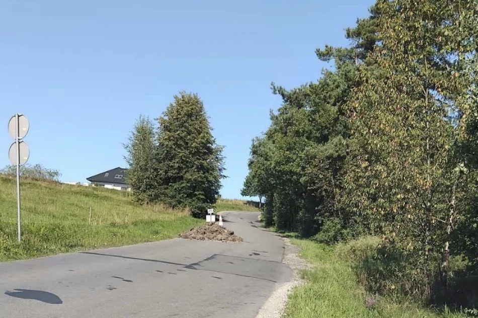 Uwaga kierowcy! Na pasie drogi wysypana ziemia i oznaczona "teren prywatny" - zdjęcie 3