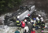 Bus dachował ze skarpy - zdjęcie główne