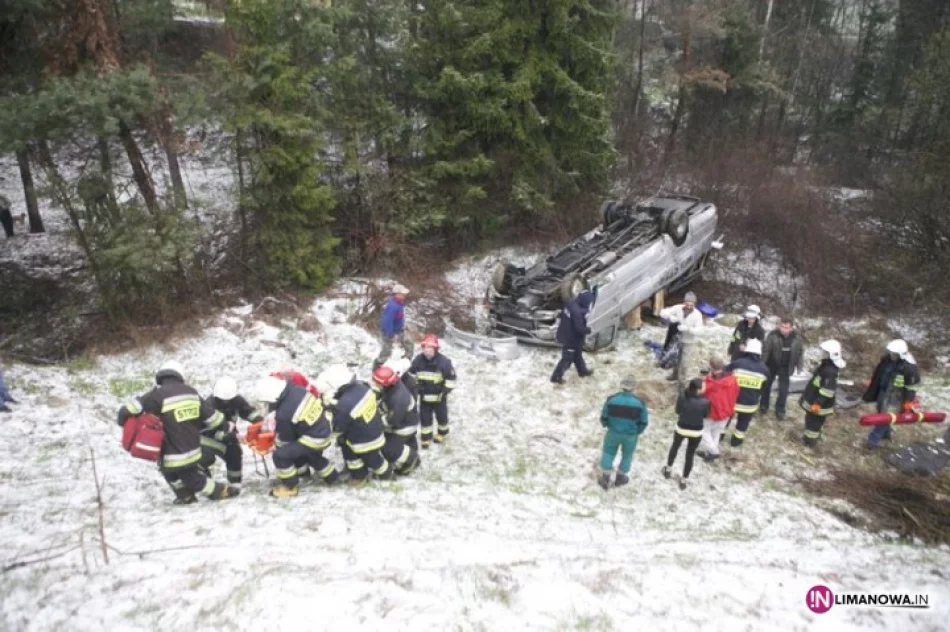 Bus dachował ze skarpy - zdjęcie 2