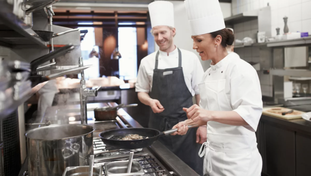 Wyposażenie każdego szefa kuchni – co jest niezbędne w codziennej pracy w gastronomii?