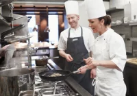 Wyposażenie każdego szefa kuchni – co jest niezbędne w codziennej pracy w gastronomii? - zdjęcie główne