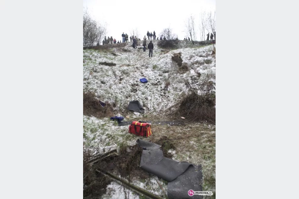 Bus dachował ze skarpy - zdjęcie 4