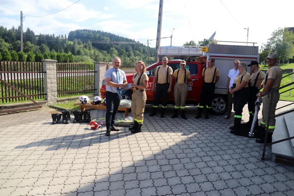 Przekazanie wyposażenia strażackiego dla OSP Stara Wieś - zdjęcie 12