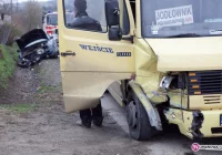 Bus wjechał w zaparkowany samochód - zdjęcie główne