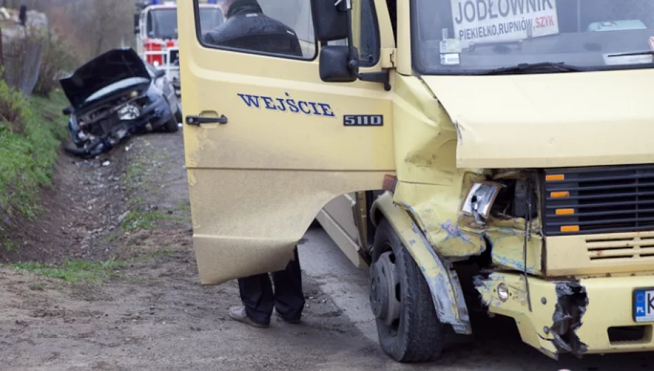 Bus wjechał w zaparkowany samochód - zdjęcie 1