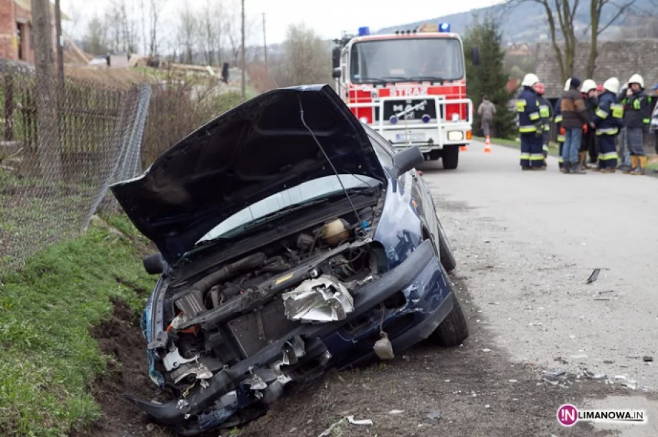 Bus wjechał w zaparkowany samochód - zdjęcie 2