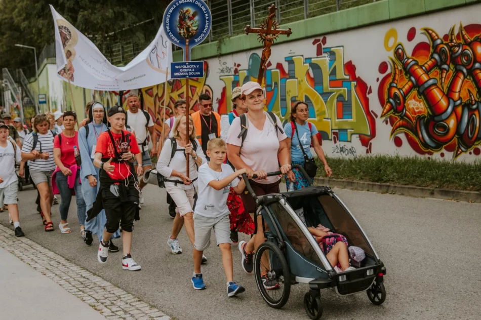 Wierni z Mszany Dolnej w drodze na Jasną Górę (ZDJĘCIA) - zdjęcie 2