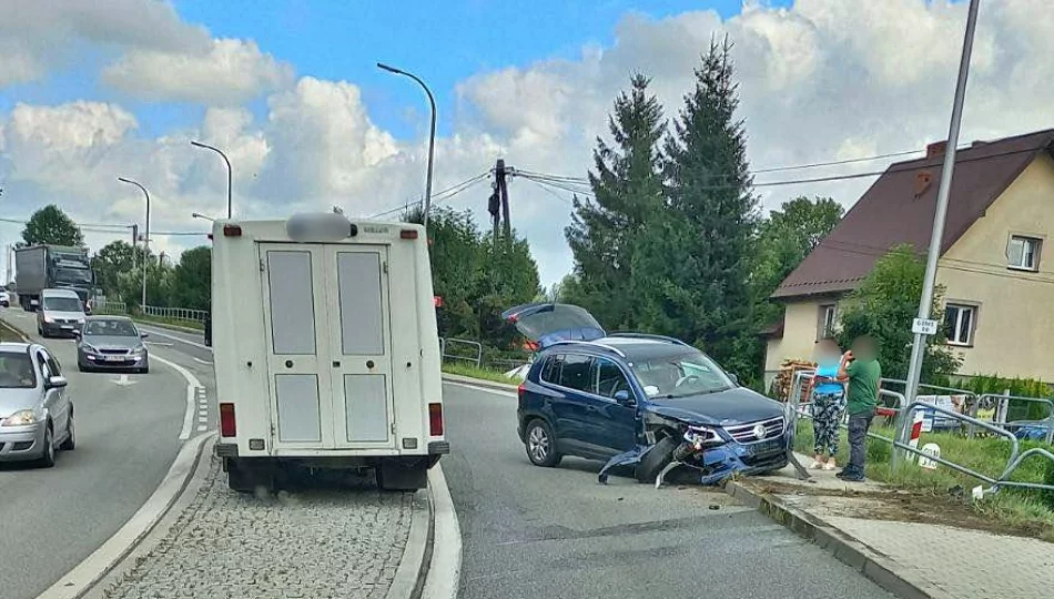 Kolizja na DK 28: VW uderzył w bariery - zdjęcie 1
