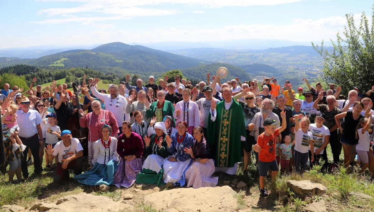 Spotkanie turystów na górze Jaworz w Beskidzie Wyspowym/fot.: UG Limanowa