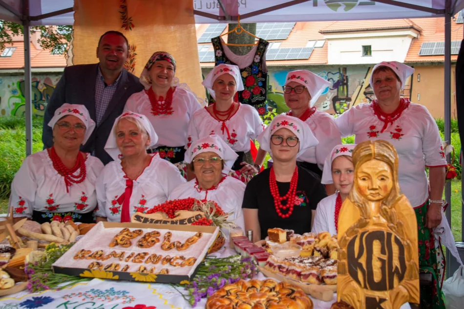 W Parku Miejskim odbył się Powiatowy Przegląd KGW - zdjęcie 19