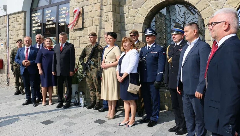 Pamięć o bohaterach Cudu nad Wisłą i "znicz pamięci" pod historyczną tablicą (ZDJĘCIA) - zdjęcie 1