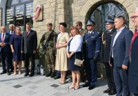 Pamięć o bohaterach Cudu nad Wisłą i "znicz pamięci" pod historyczną tablicą (ZDJĘCIA) - zdjęcie główne