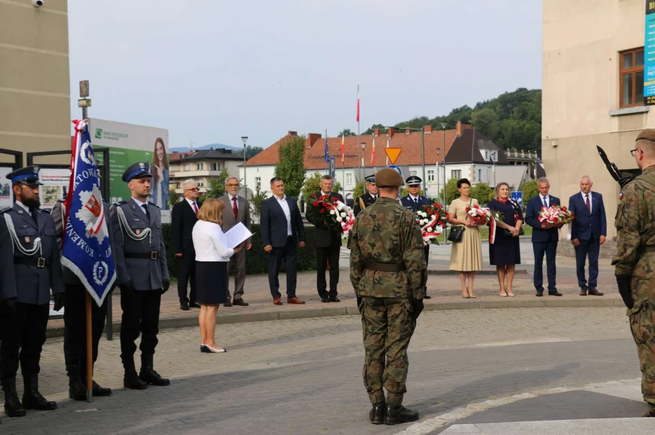 Pamięć o bohaterach Cudu nad Wisłą i "znicz pamięci" pod historyczną tablicą (ZDJĘCIA) - zdjęcie 8