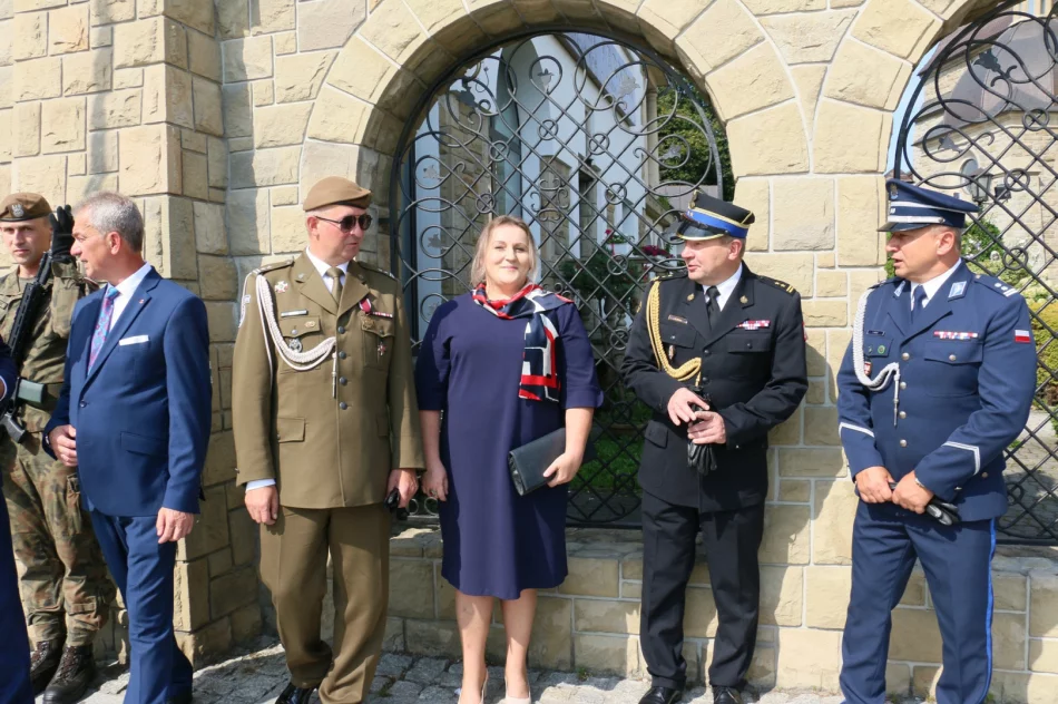 Pamięć o bohaterach Cudu nad Wisłą i "znicz pamięci" pod historyczną tablicą (ZDJĘCIA) - zdjęcie 9