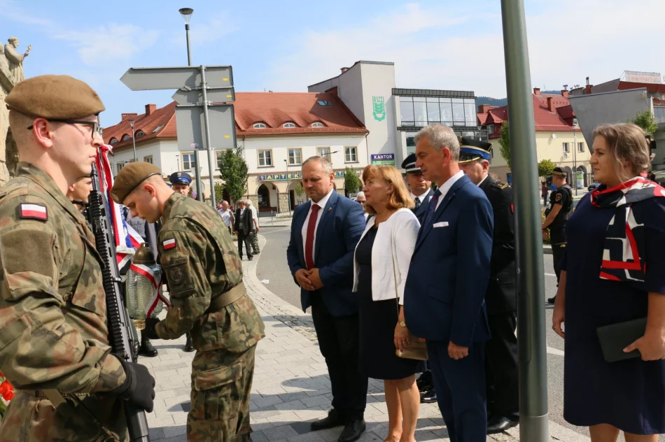Pamięć o bohaterach Cudu nad Wisłą i "znicz pamięci" pod historyczną tablicą (ZDJĘCIA) - zdjęcie 10