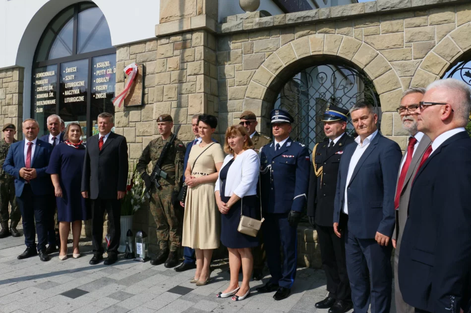 Pamięć o bohaterach Cudu nad Wisłą i "znicz pamięci" pod historyczną tablicą (ZDJĘCIA) - zdjęcie 11