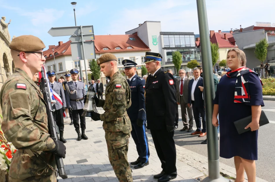 Pamięć o bohaterach Cudu nad Wisłą i "znicz pamięci" pod historyczną tablicą (ZDJĘCIA) - zdjęcie 15