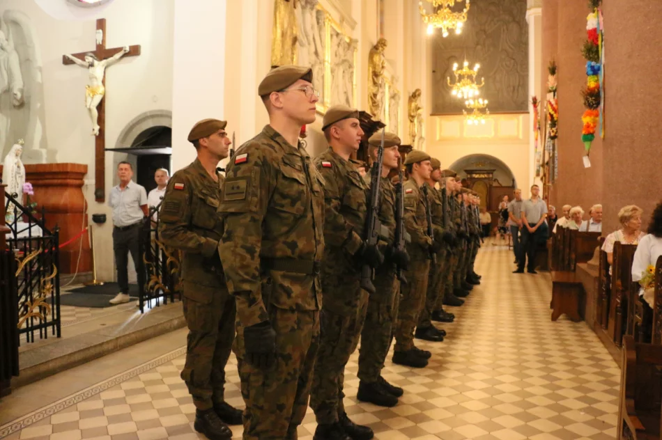 Pamięć o bohaterach Cudu nad Wisłą i "znicz pamięci" pod historyczną tablicą (ZDJĘCIA) - zdjęcie 18