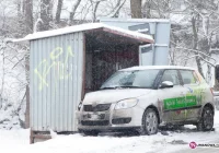 Samochód uderzył w przystanek - zdjęcie główne