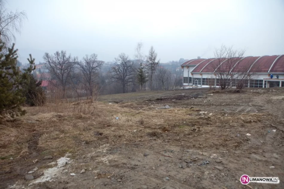 Lodowisko przy basenie? Złudne marzenia, bo działkę sprzedano - zdjęcie 2