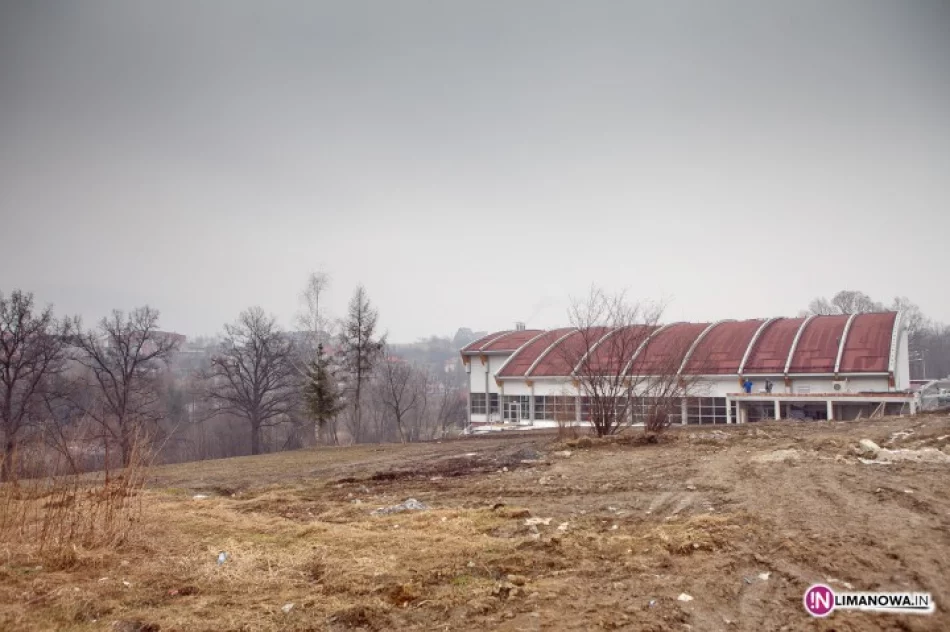 Lodowisko przy basenie? Złudne marzenia, bo działkę sprzedano - zdjęcie 3